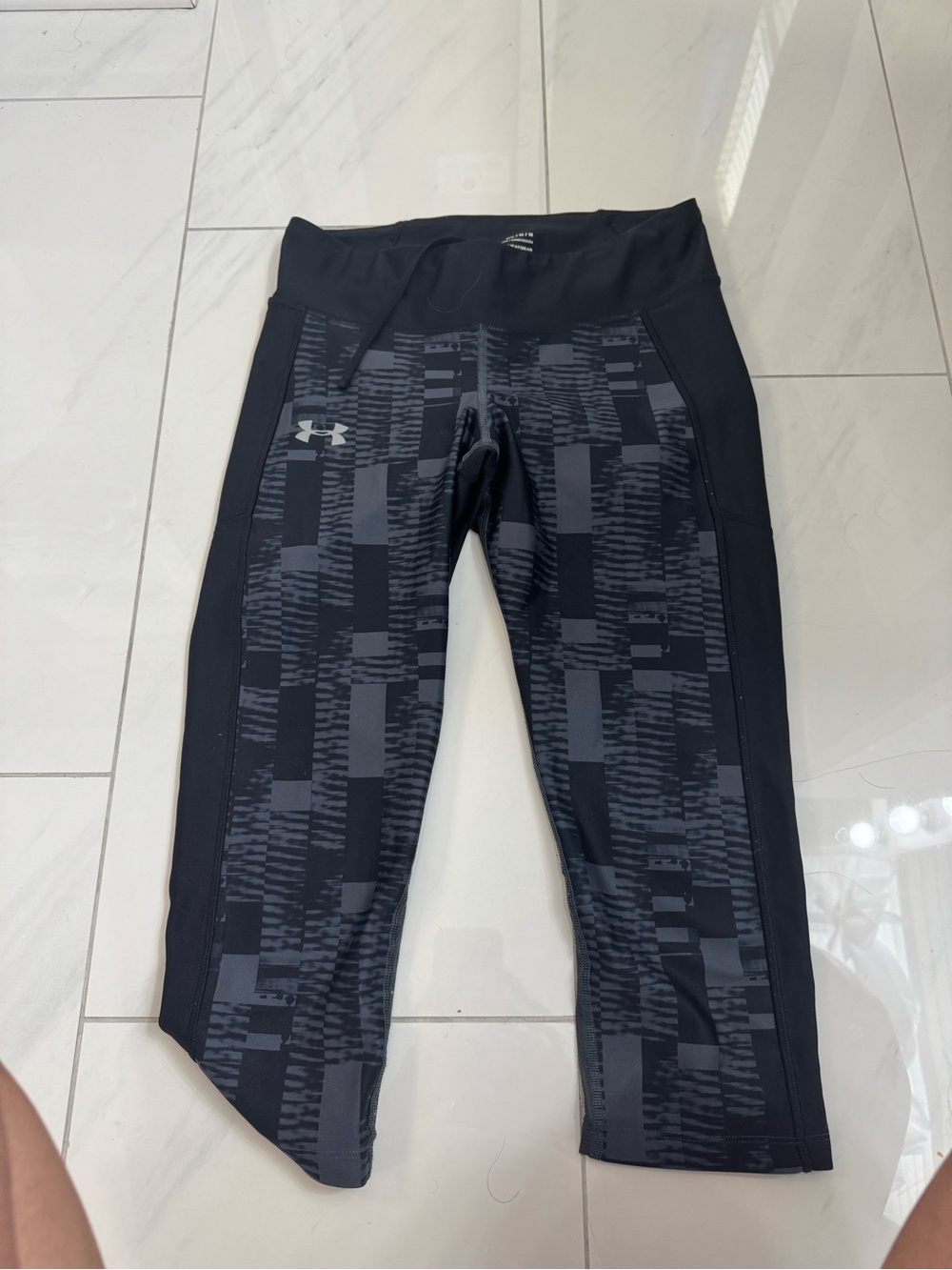Under Armour Black & Charcoal Patterned Capri Leggings - women